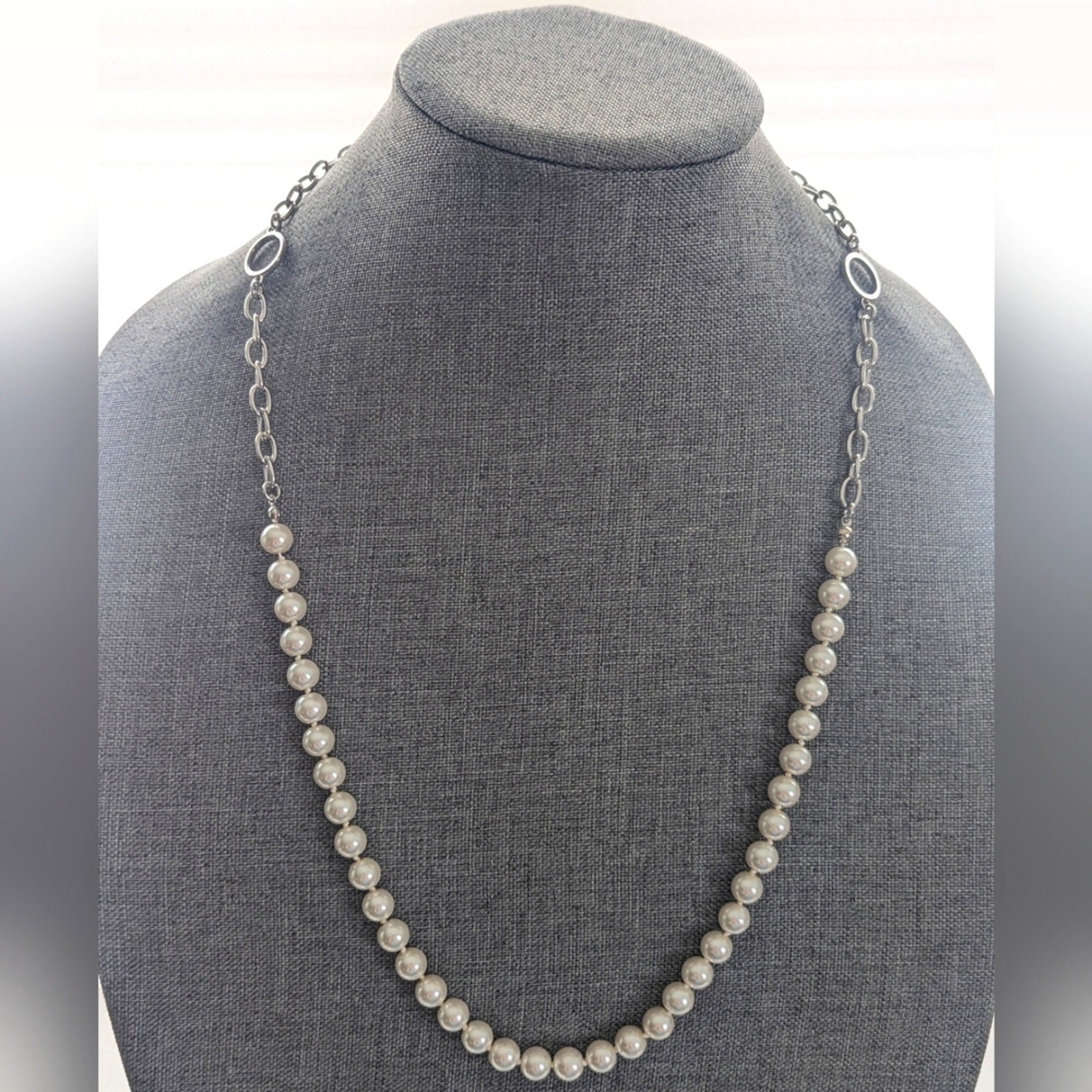 Mary Kay Faux Pearl Glass Silver Tone Chain Classic Career Wear Toggle Necklace 25$